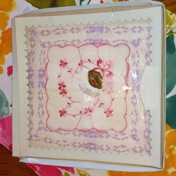 2 new in box vintage women's hankies. - Picture 2 of 8